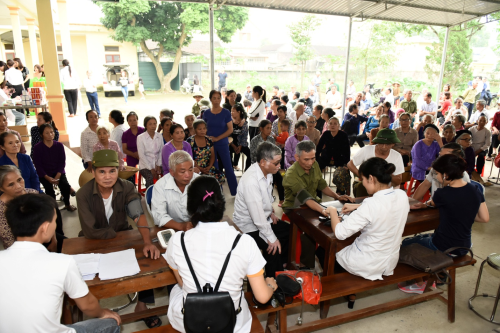 Chương trình khám bệnh miễn phí thu hút hàng trăm người dân huyện Thọ Xuân, Thanh Hóa.