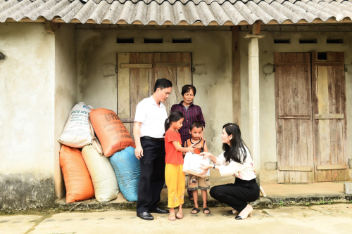 Tôi xót xa khi đến thăm 2 em nhỏ chạc tuổi con tôi, bố và hai bé đều mắc bệnh hiểm nghèo, mẹ phải gửi con cho bà để đi kiếm sống Các bé vừa thiếu thốn tình thương yêu vừa phải chống chọi với căn bệnh hiểm nghèo. Tôi đã rớt nước mắt khi trò chuyện với các cháu, doanh nhân Hà Bùi kể.