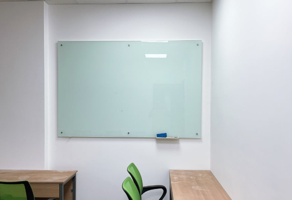  Bảng kính văn phòng màu trắng sữa 