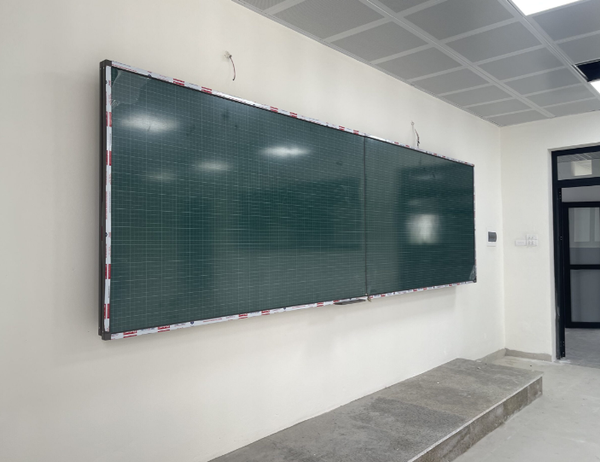  Hệ bảng trượt ngay liền khối 2 cánh trượt kết hợp tivi. 