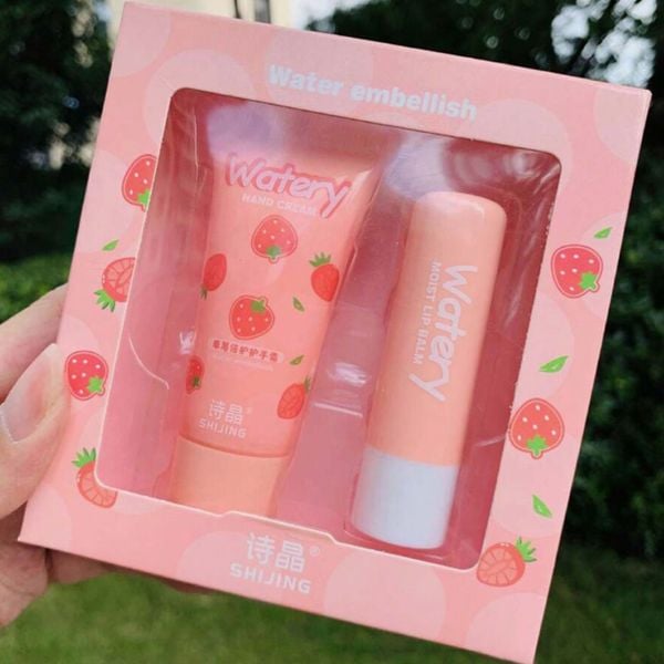 Bộ Dưỡng Da Tay & Son Dưỡng Môi Hương Dâu Nội Địa Trung Mẫu NDT045