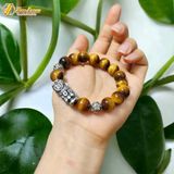  Vòng tay phong thủy hạt đá thạch anh mắt hổ nâu vàng size 12 Li mix tỳ hưu bạc si đen bi cầu tài lộc 