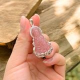 Mặt dây chuyền phật quan âm Thạch Anh dâu tây hồng bọc viền AgS925 hợp mệnh may mắn bình an 
