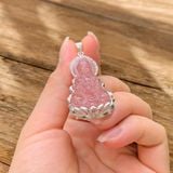  Mặt dây chuyền phật quan âm Thạch Anh dâu tây hồng bọc viền AgS925 hợp mệnh may mắn bình an 