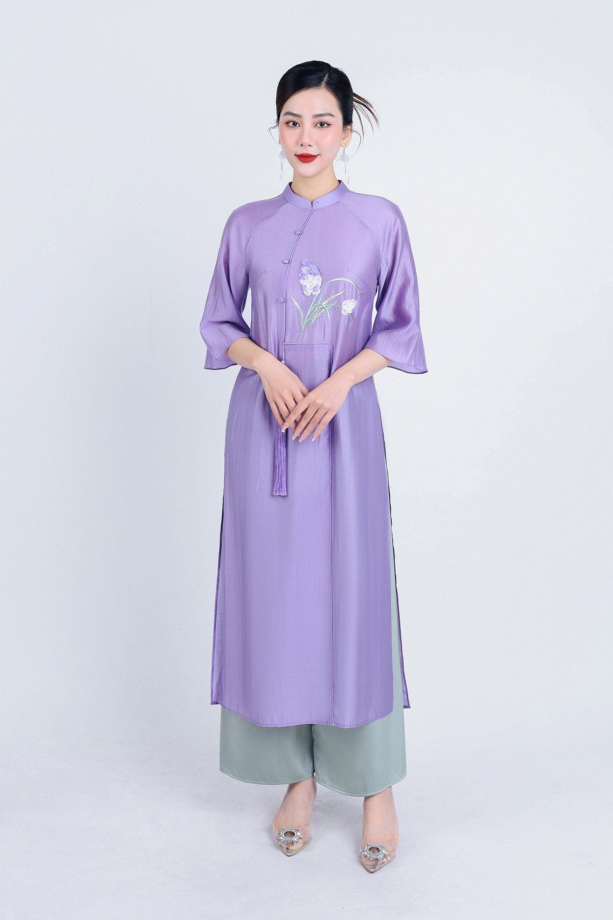 BDA50158 - Áo dài cách tân vải tơ cổ tàu tay loe thân áo thêu hoa kèm dây tua rua trang trí - PANTIO