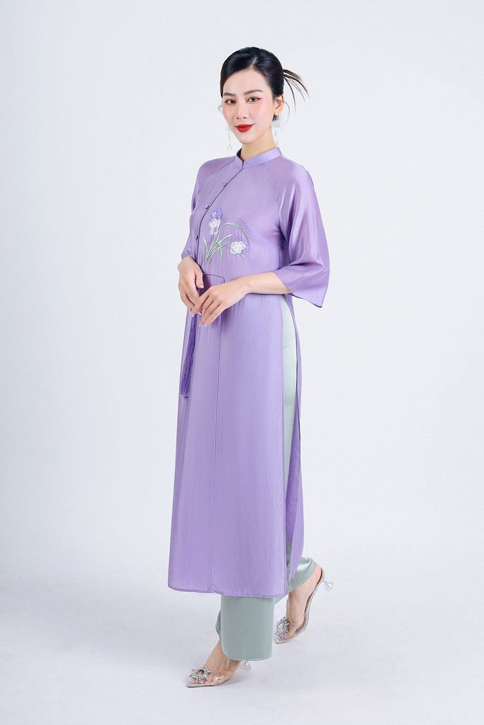 BDA50158 - Áo dài cách tân vải tơ cổ tàu tay loe thân áo thêu hoa kèm dây tua rua trang trí - PANTIO