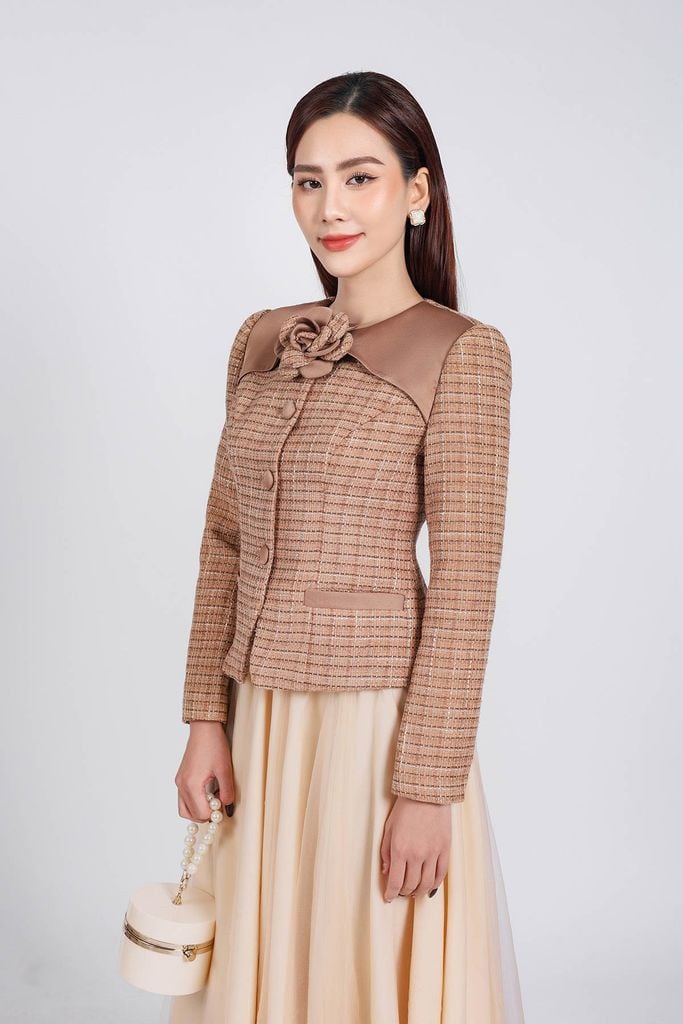 BAV73198 - Áo vest vải dạ Tewd dáng ôm cổ tròn phối lụa thân áo phối khuy bọc kèm hoa cài trang trí - PANTIO