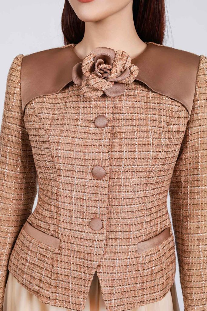 BAV73198 - Áo vest vải dạ Tewd dáng ôm cổ tròn phối lụa thân áo phối khuy bọc kèm hoa cài trang trí - PANTIO