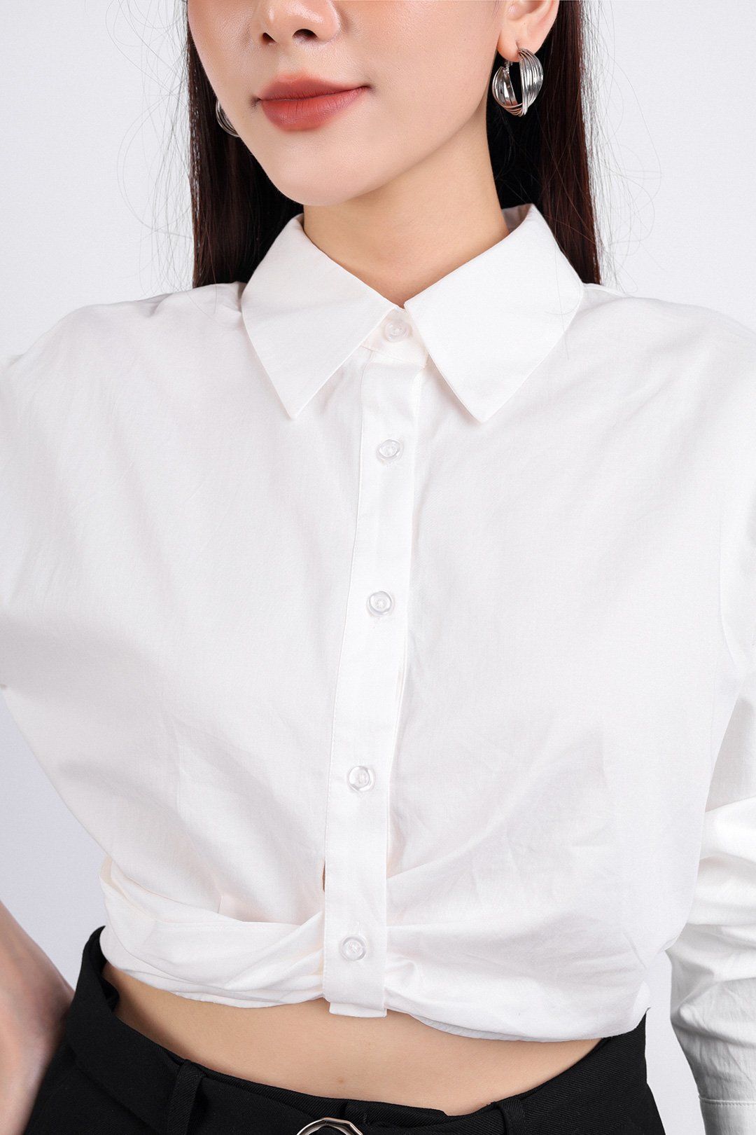 FAS53645 - Áo sơ mi công sở vải thô dáng croptop cổ đức dài tay cài khuy thân trước eo xoắn tạo kiểu - PANTIO