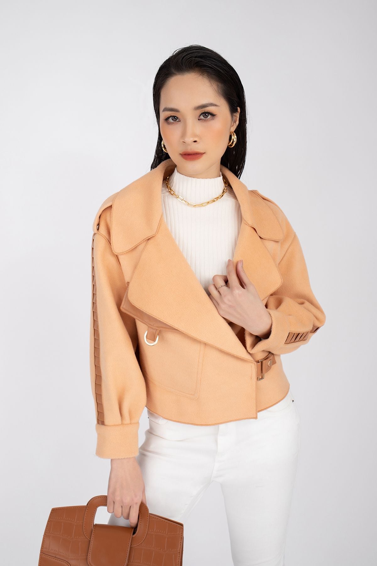 Áo khoác chất liệu dạ dáng ngắn cổ 2 ve túi hộp to FAM9494 - PANTIO