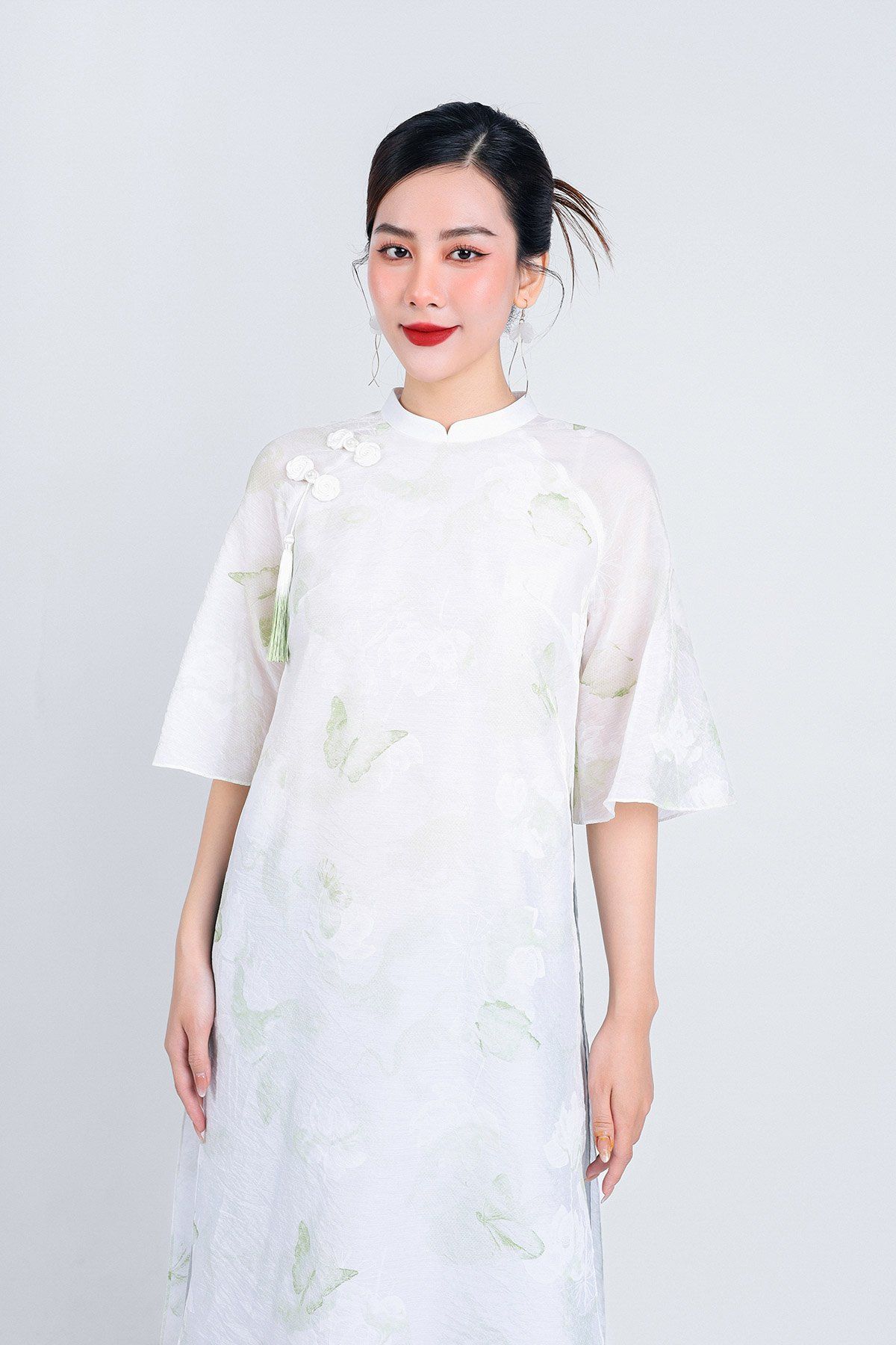 BDA50161 - Áo dài cách tân vải tơ dáng suông hai tà cổ tàu tay loe thân áo phối dây tua rua trang trí khoá thân sau - PANTIO