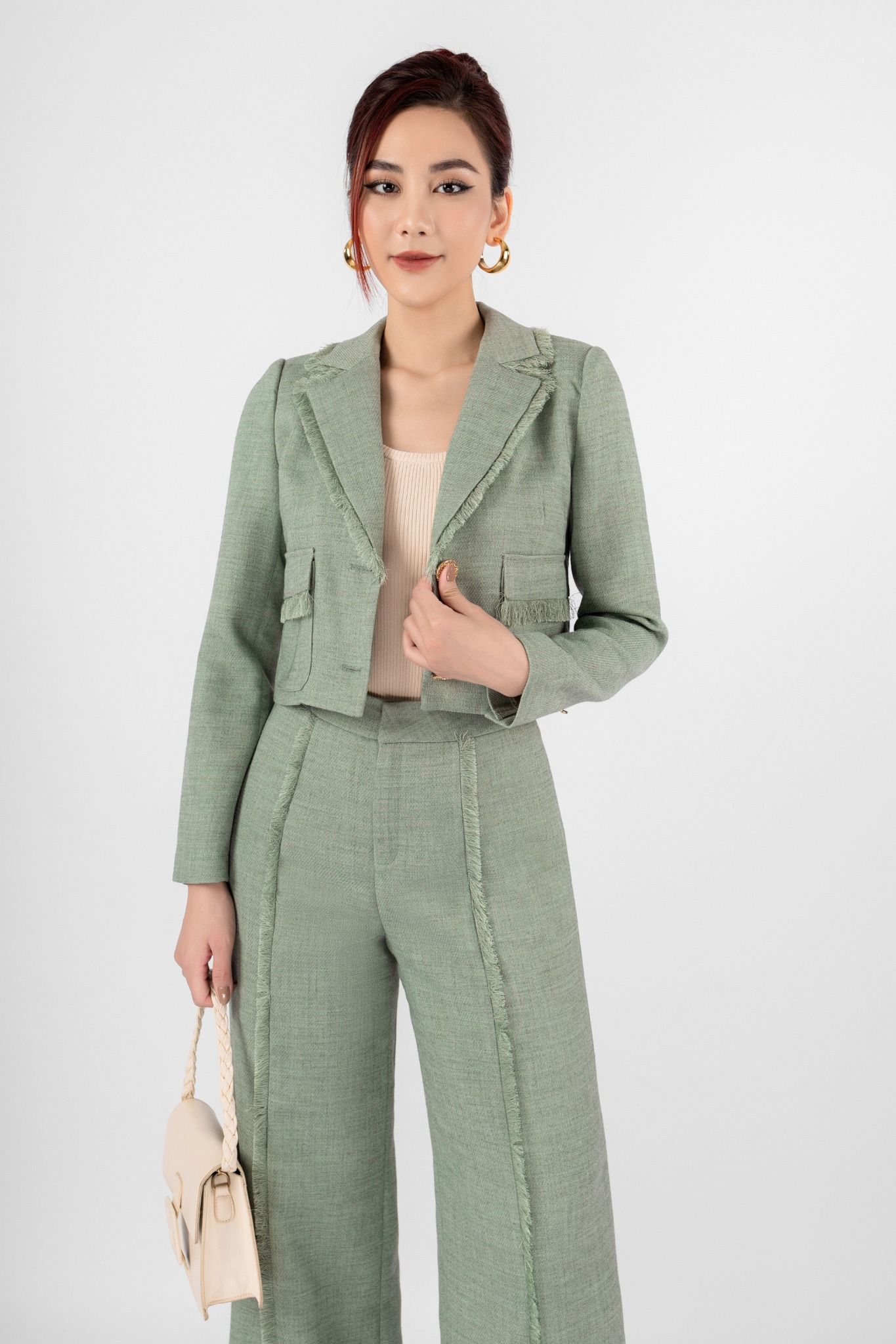 BAD72924 - Áo vest công sở vải thô dạ dáng croptop có lót vải lụa gió cổ hai ve phối tua rua có túi - PANTIO