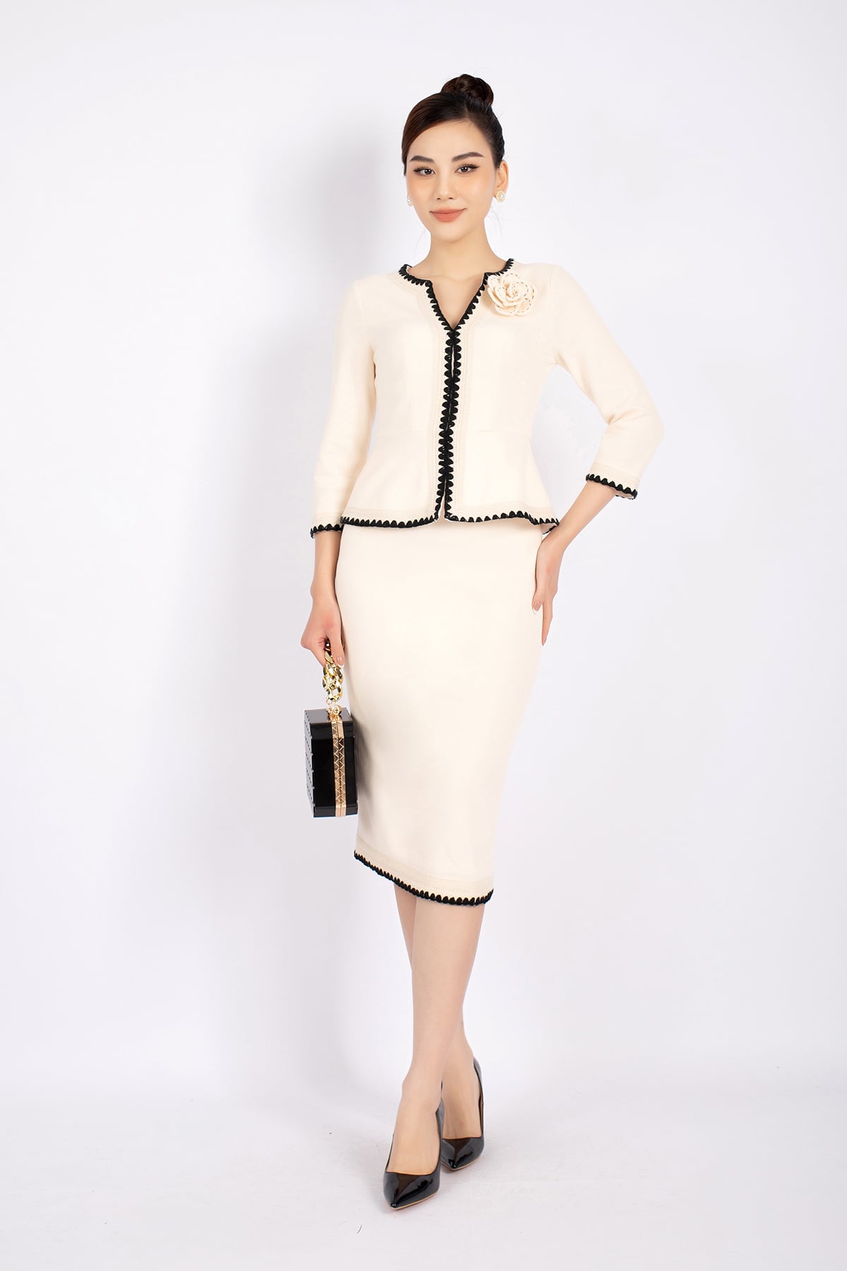 BAD92722 - Áo kiểu vải len dáng ôm cổ tròn xẻ V phối dây ren khóa thân sau - PANTIO