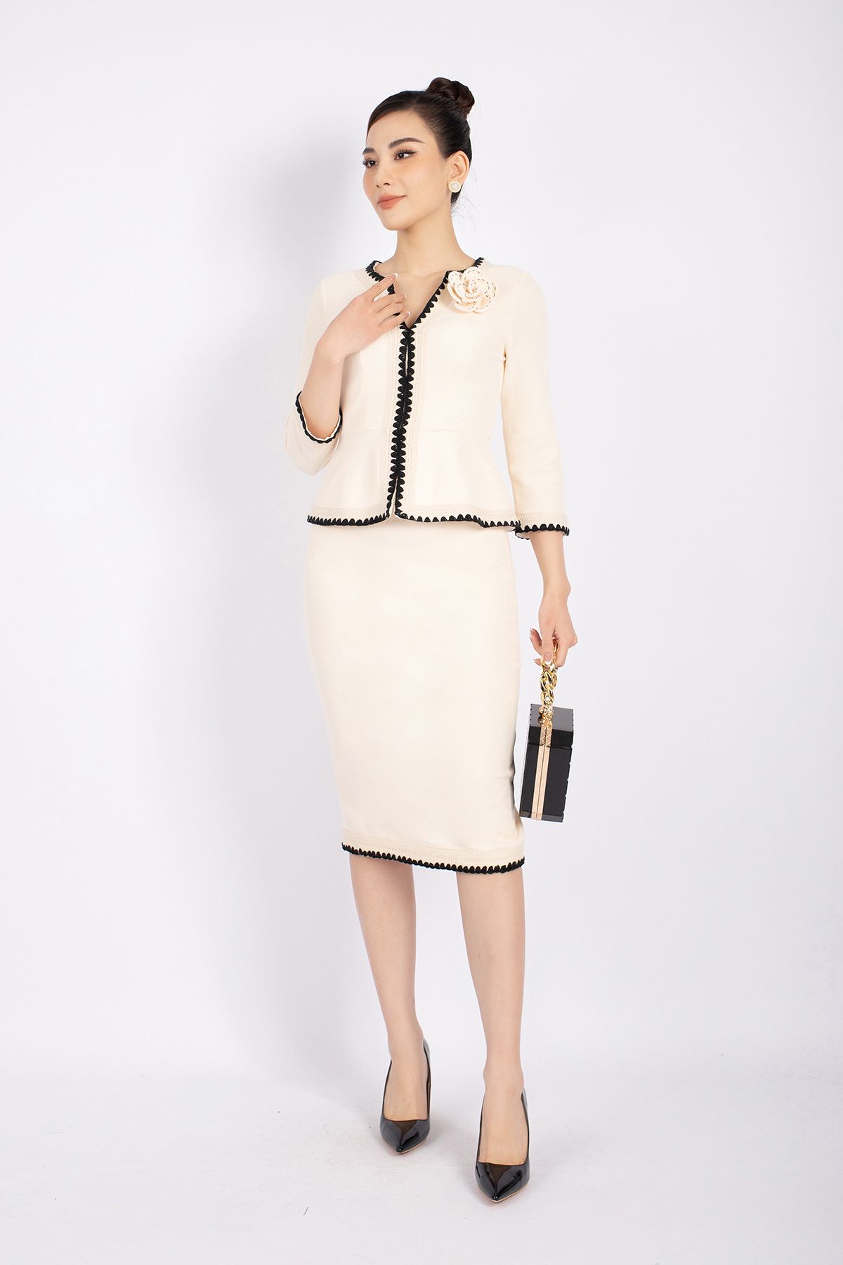 BAD92722 - Áo kiểu vải len dáng ôm cổ tròn xẻ V phối dây ren khóa thân sau - PANTIO