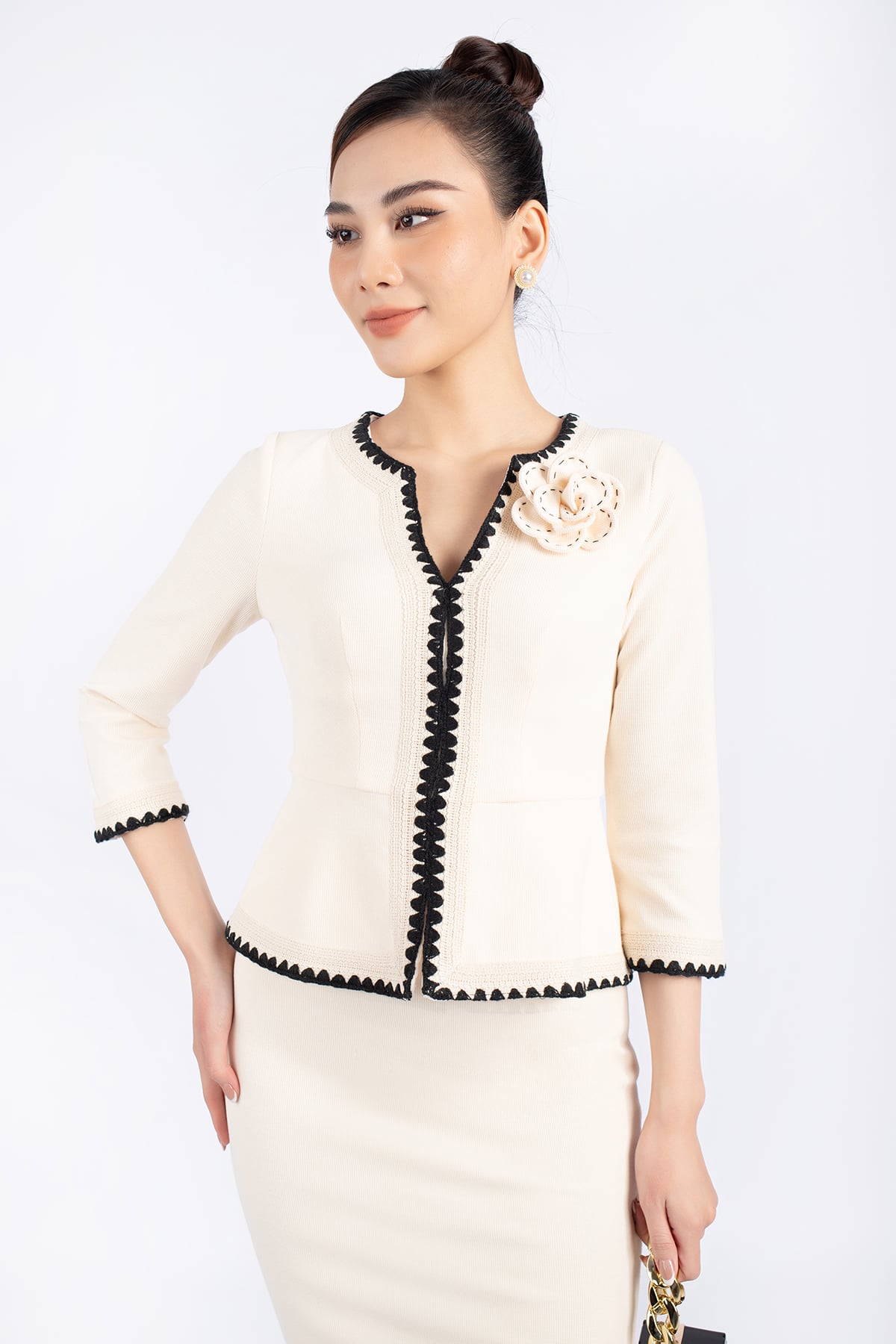 BAD92722 - Áo kiểu vải len dáng ôm cổ tròn xẻ V phối dây ren khóa thân sau - PANTIO