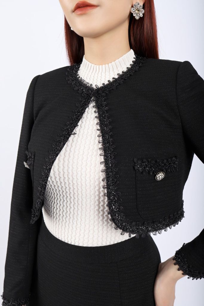 BAD92947 - Áo khoác công sở vải dạ dáng croptop có lót vải lụa gió cổ tròn phối dây ren có móc cài - PANTIO