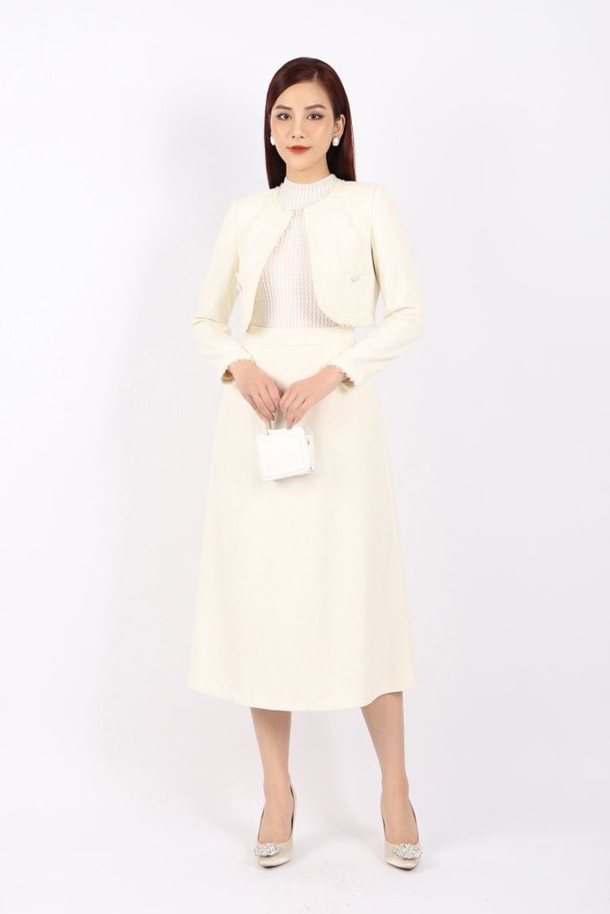 BAD92947 - Áo khoác công sở vải dạ dáng croptop có lót vải lụa gió cổ tròn phối dây ren có móc cài - PANTIO