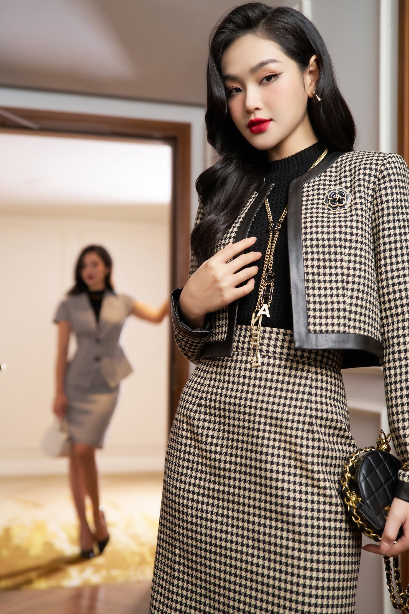 BAD92967 - tylekeo8888 công sở vải dạ dáng croptop có lót vải lụa gió cổ tròn nẹp pha da kèm hoa cài áo trang trí - tỷ lệ kèo 8899