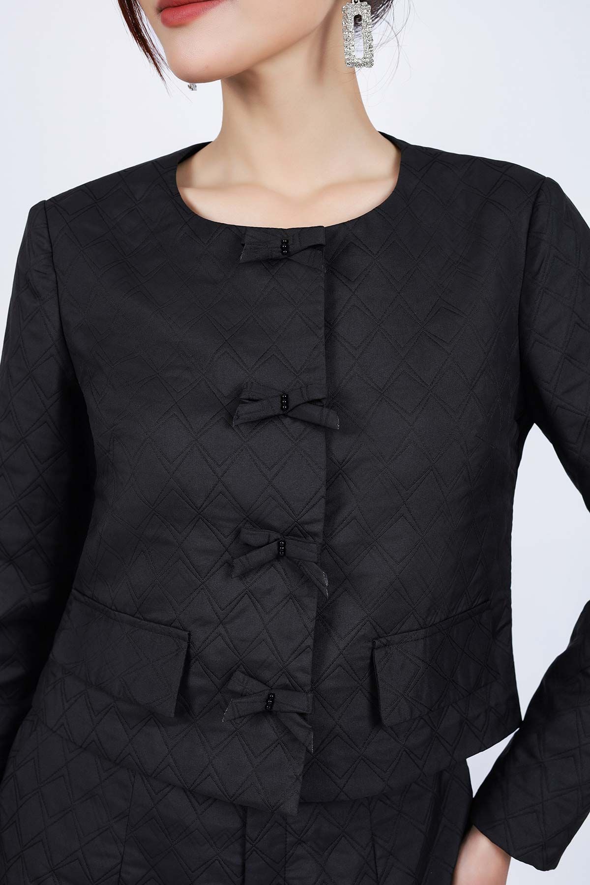 BAD93226 - Áo khoác kiểu công sở vải gió dáng ngắn cổ tròn thân áo đính nơ tạo kiểu - PANTIO