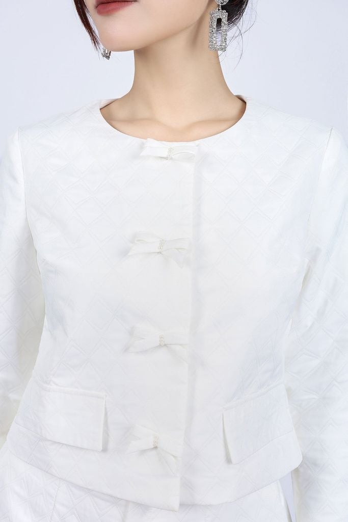 BAD93226 - Áo khoác kiểu công sở vải gió dáng ngắn cổ tròn thân áo đính nơ tạo kiểu - PANTIO