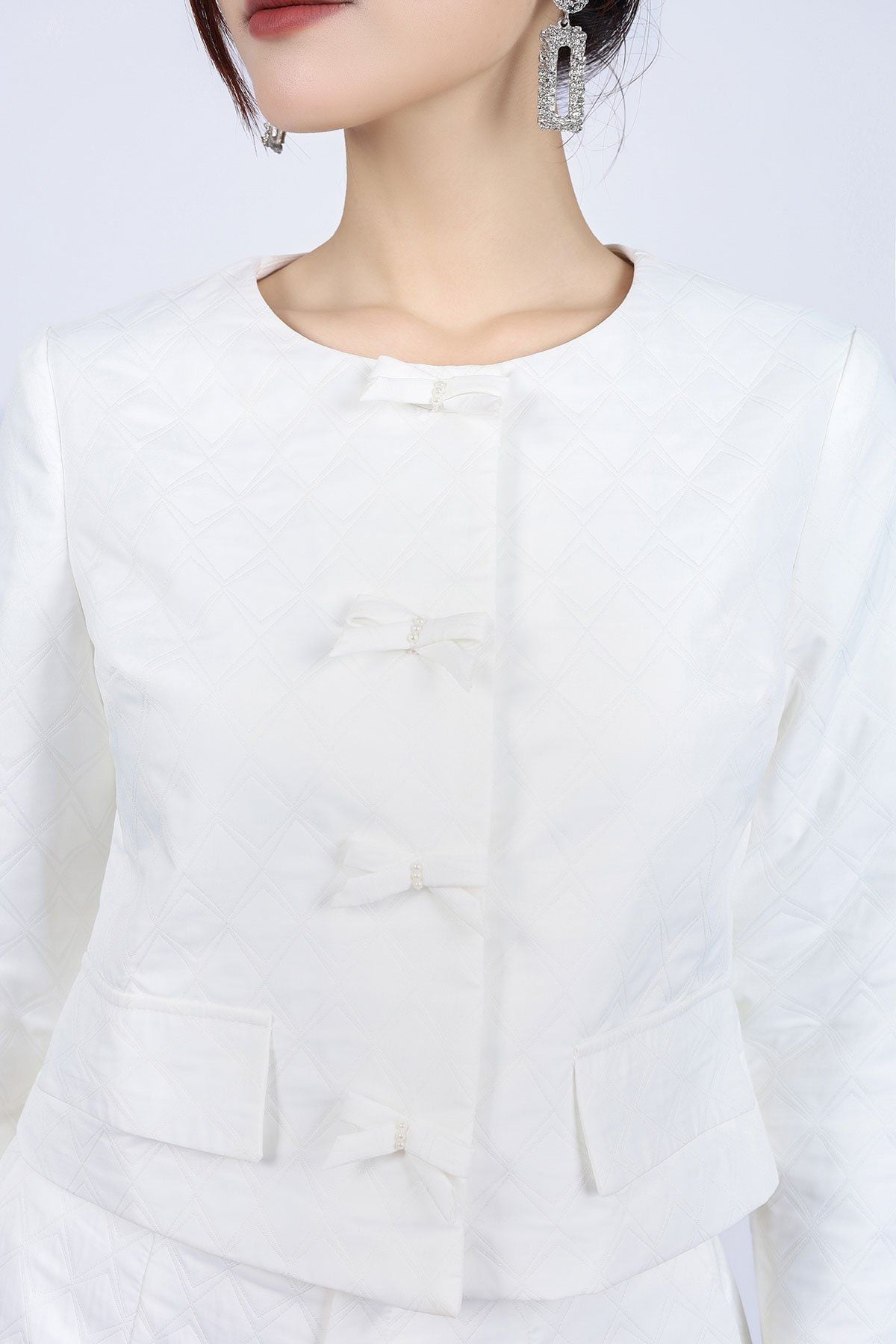 BAD93226 - Áo khoác kiểu công sở vải gió dáng ngắn cổ tròn thân áo đính nơ tạo kiểu - PANTIO