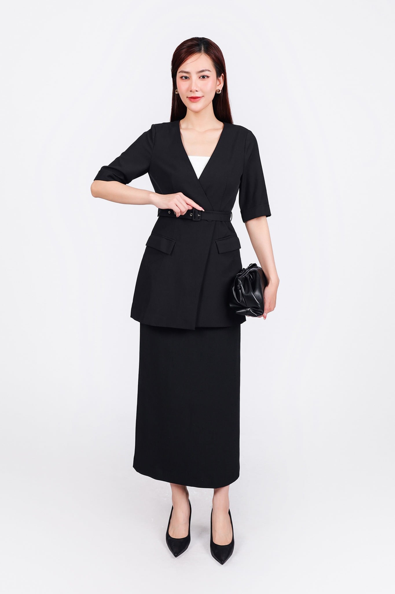 BAD93267 - Áo kiểu công sở vải thô đũi dáng suông cổ xẻ V sâu tay lỡ thân áo phối vạt lệch kèm dây đai thắt eo tạo kiểu - PANTIO