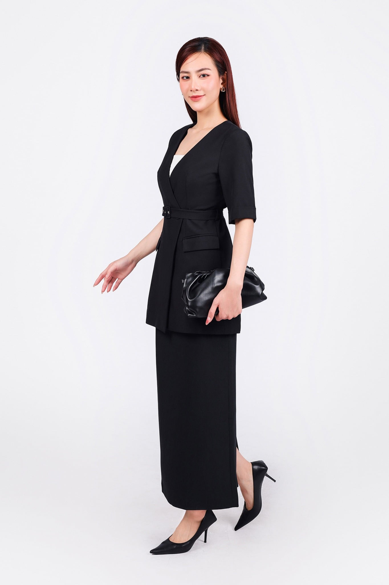 BAD93267 - Áo kiểu công sở vải thô đũi dáng suông cổ xẻ V sâu tay lỡ thân áo phối vạt lệch kèm dây đai thắt eo tạo kiểu - PANTIO