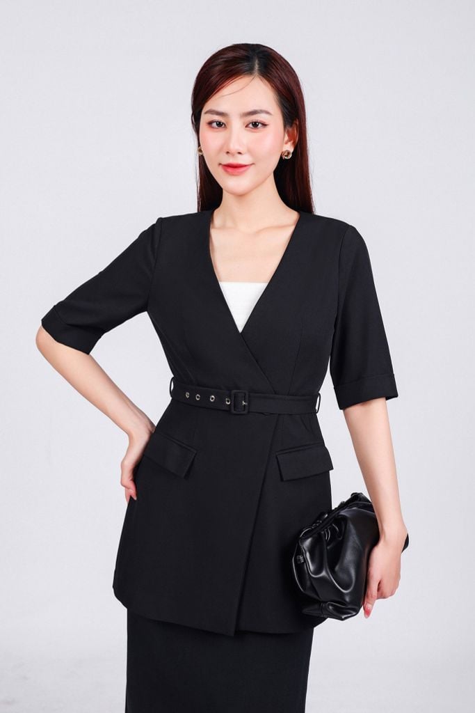 BAD93267 - Áo kiểu công sở vải thô đũi dáng suông cổ xẻ V sâu tay lỡ thân áo phối vạt lệch kèm dây đai thắt eo tạo kiểu - PANTIO