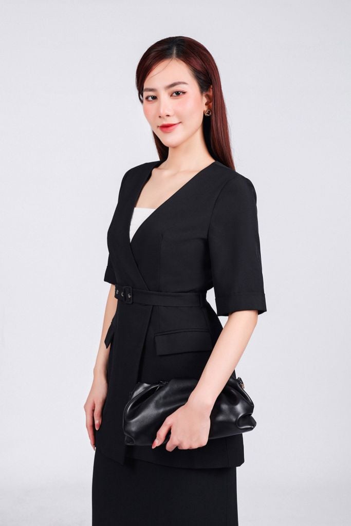 BAD93267 - Áo kiểu công sở vải thô đũi dáng suông cổ xẻ V sâu tay lỡ thân áo phối vạt lệch kèm dây đai thắt eo tạo kiểu - PANTIO