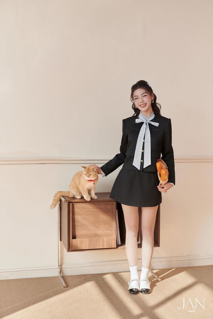 BJN93369 - Chân váy dáng A ngắn, cạp liền, chiết ly eo, khóa sau - JAN.