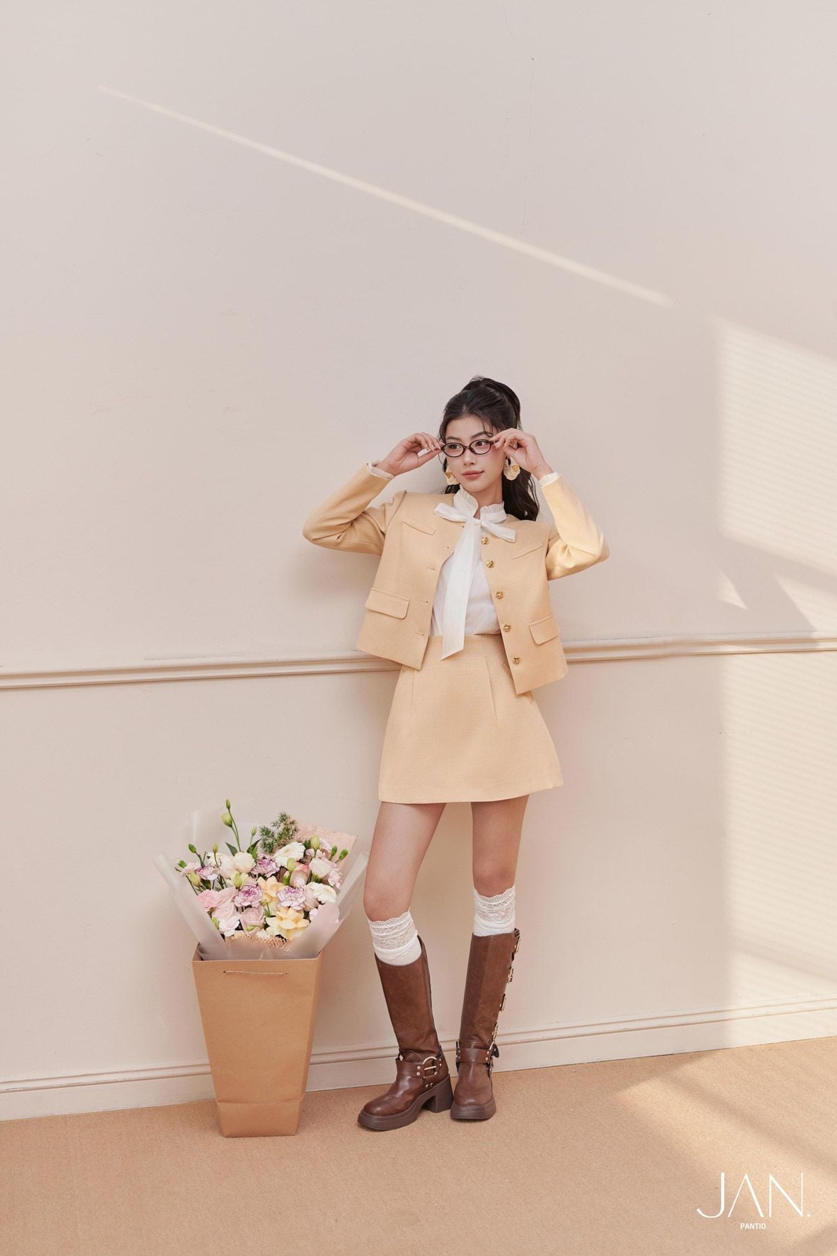 FAS73893 - Áo sơ mi dáng suông, cổ tròn xếp bèo cao, nẹp cài khuy, nhún cửa tay, tay dài, buộc nơ cổ - JAN.