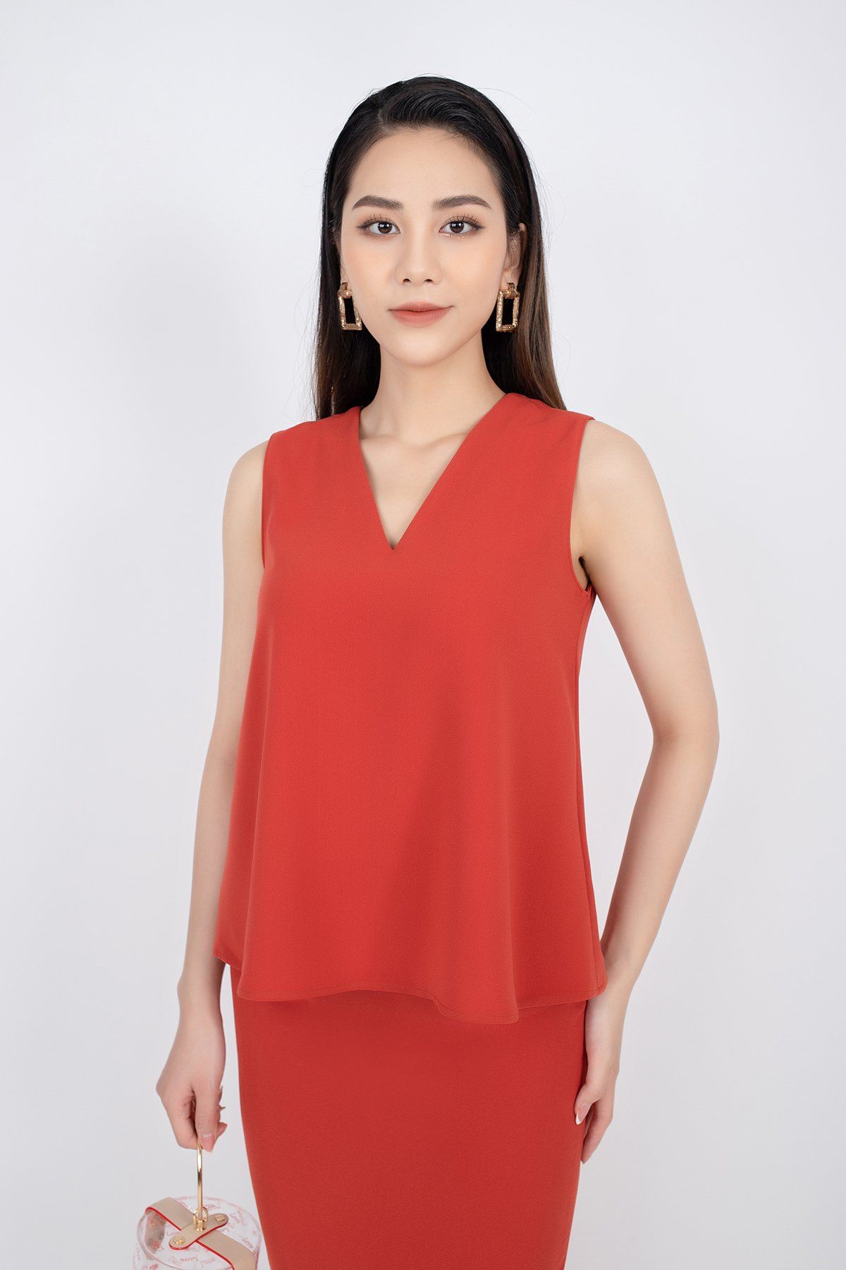 BAI32609 - Áo sơ mi công sở vải lụa dáng suông cổ V tay sát nách - PANTIO