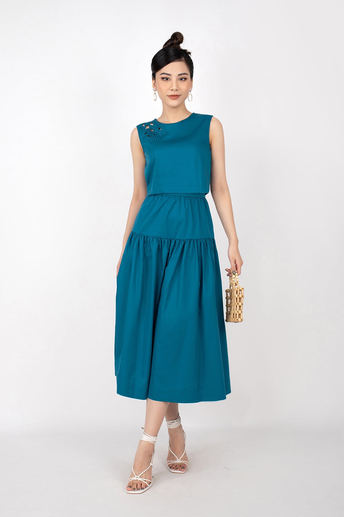 BAI32639 - Áo kiểu dạo phố vải kaki dáng croptop vai thêu trang trí khóa giọt lệ thân sau - Pantio