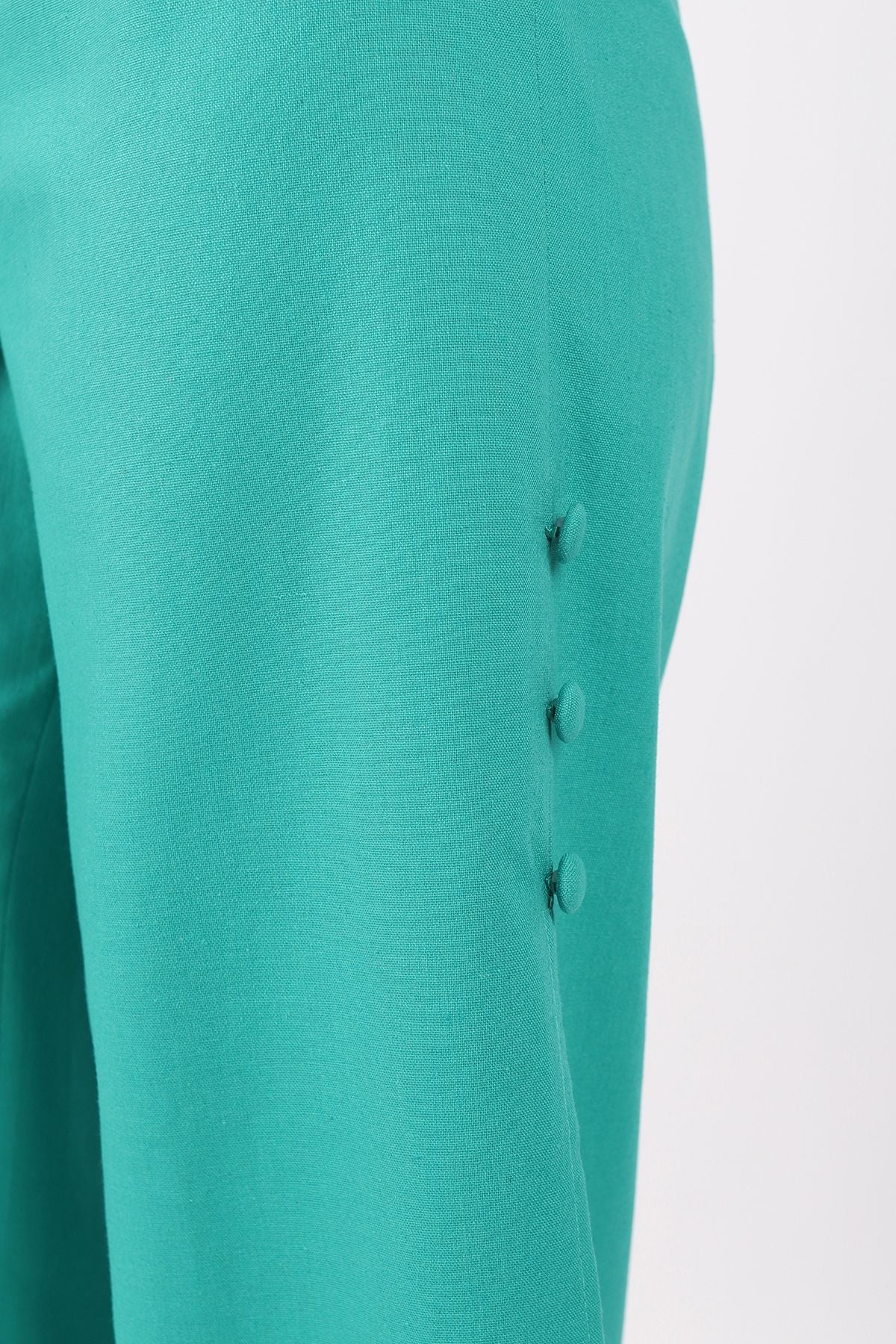 BQD32802 - Quần dạo phố vải linen dáng suông ống to xẻ ngang đùi đính khuy bọc thân sau bo chun - PANTIO