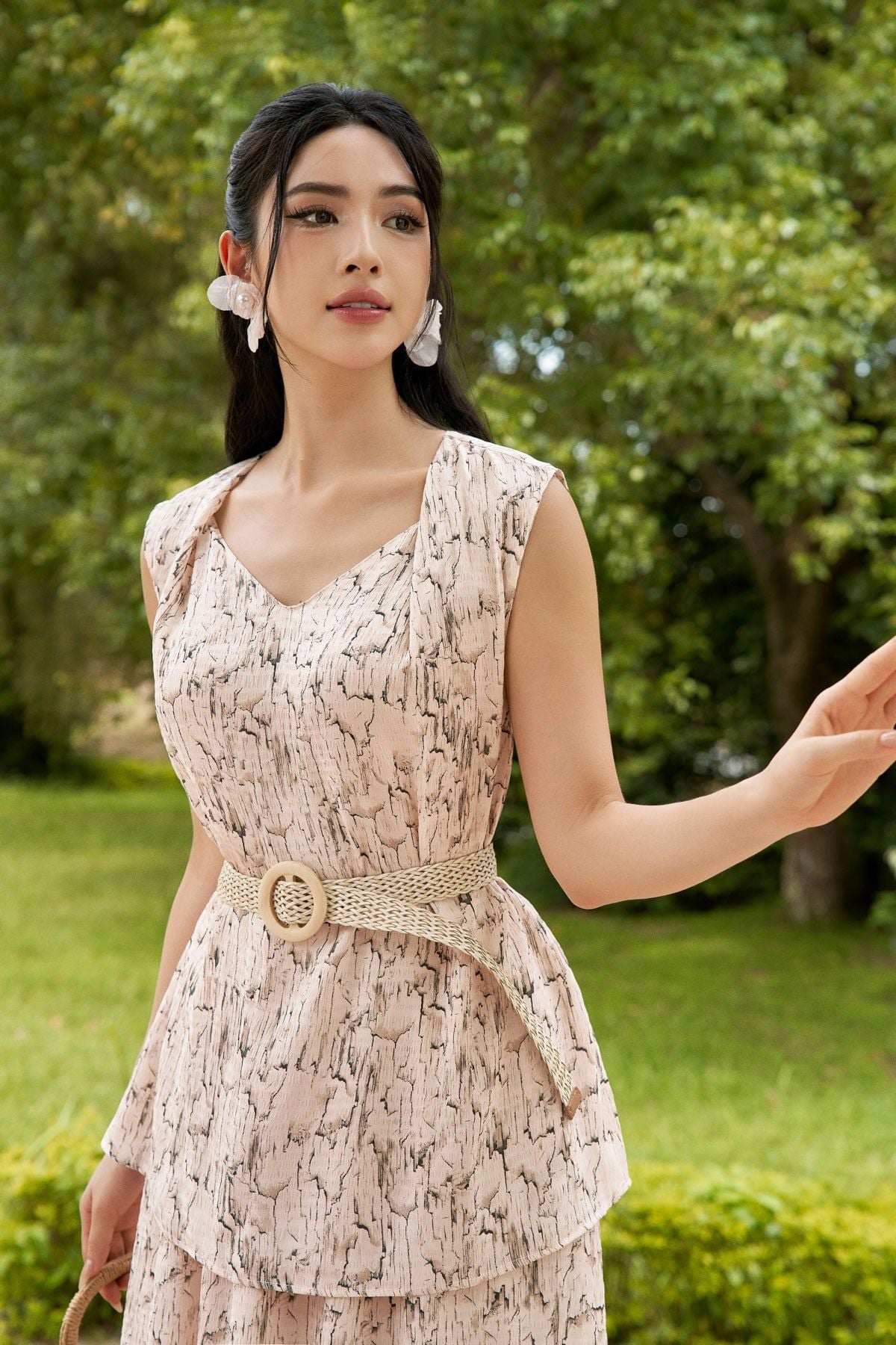 BAI33109 - Áo kiểu dạo phố vải lụa xốp dáng suông cổ chữ V vai áo xếp ly kèm đai trang trí - PANTIO