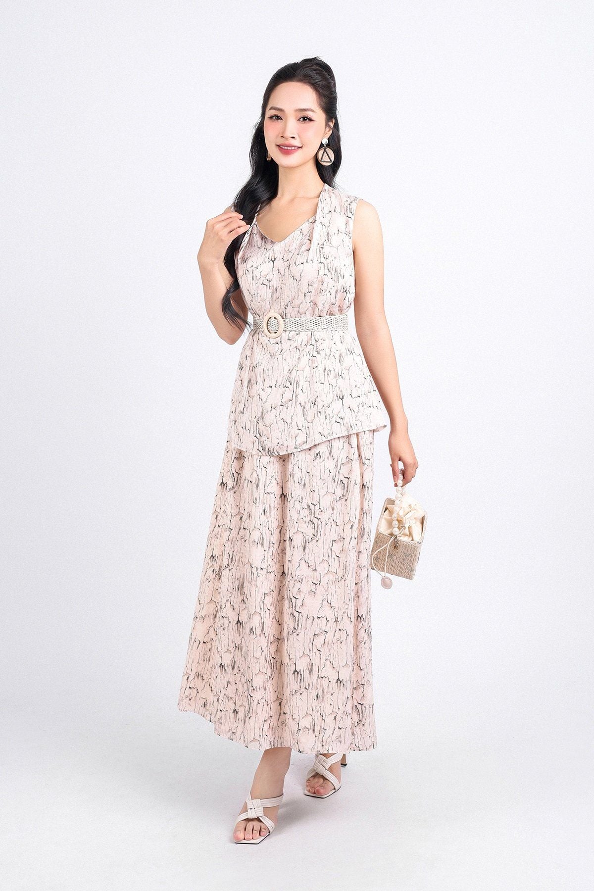 BAI33109 - Áo kiểu dạo phố vải lụa xốp dáng suông cổ chữ V vai áo xếp ly kèm đai trang trí - PANTIO