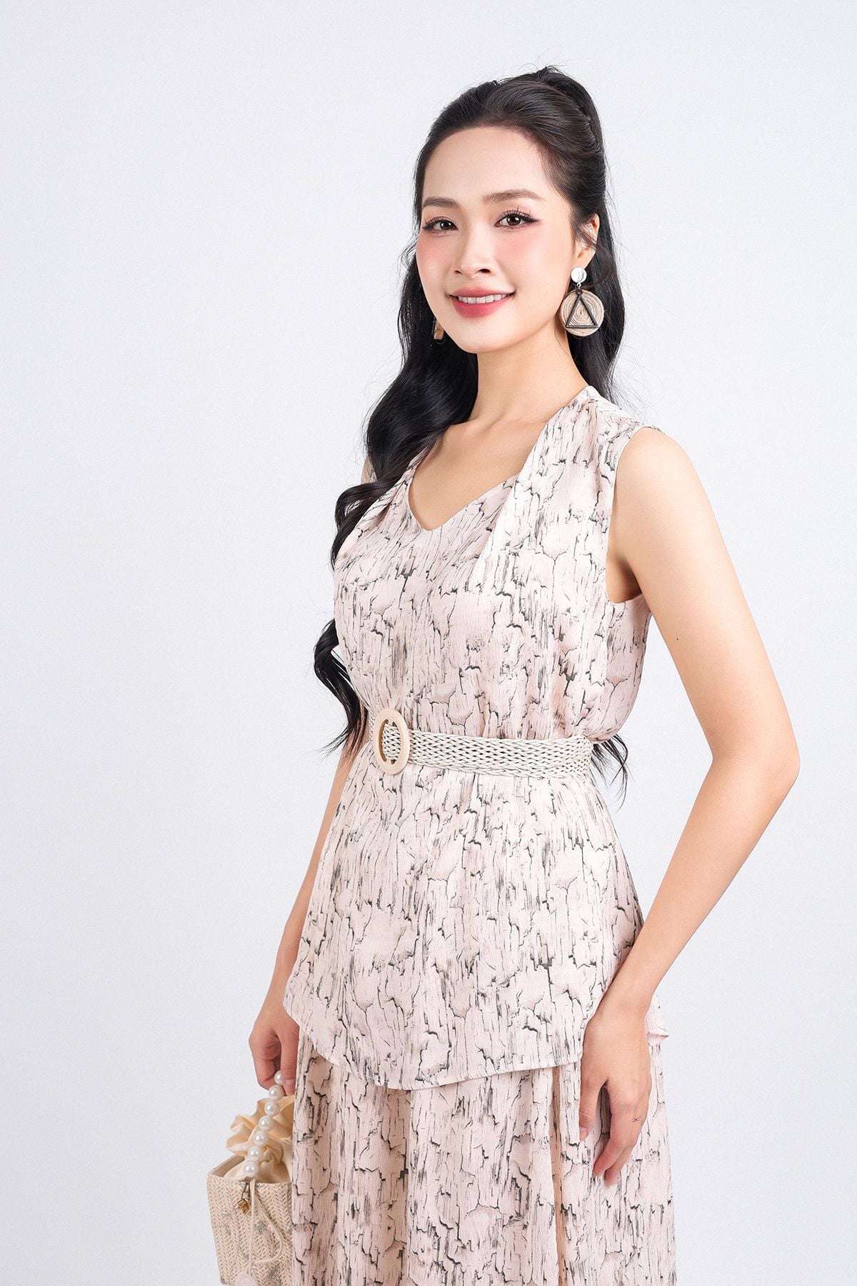 BAI33109 - Áo kiểu dạo phố vải lụa xốp dáng suông cổ chữ V vai áo xếp ly kèm đai trang trí - PANTIO