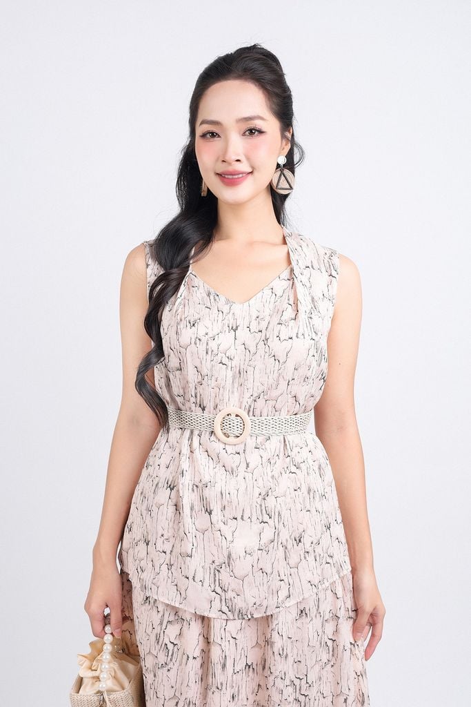 BAI33109 - Áo kiểu dạo phố vải lụa xốp dáng suông cổ chữ V vai áo xếp ly kèm đai trang trí - PANTIO