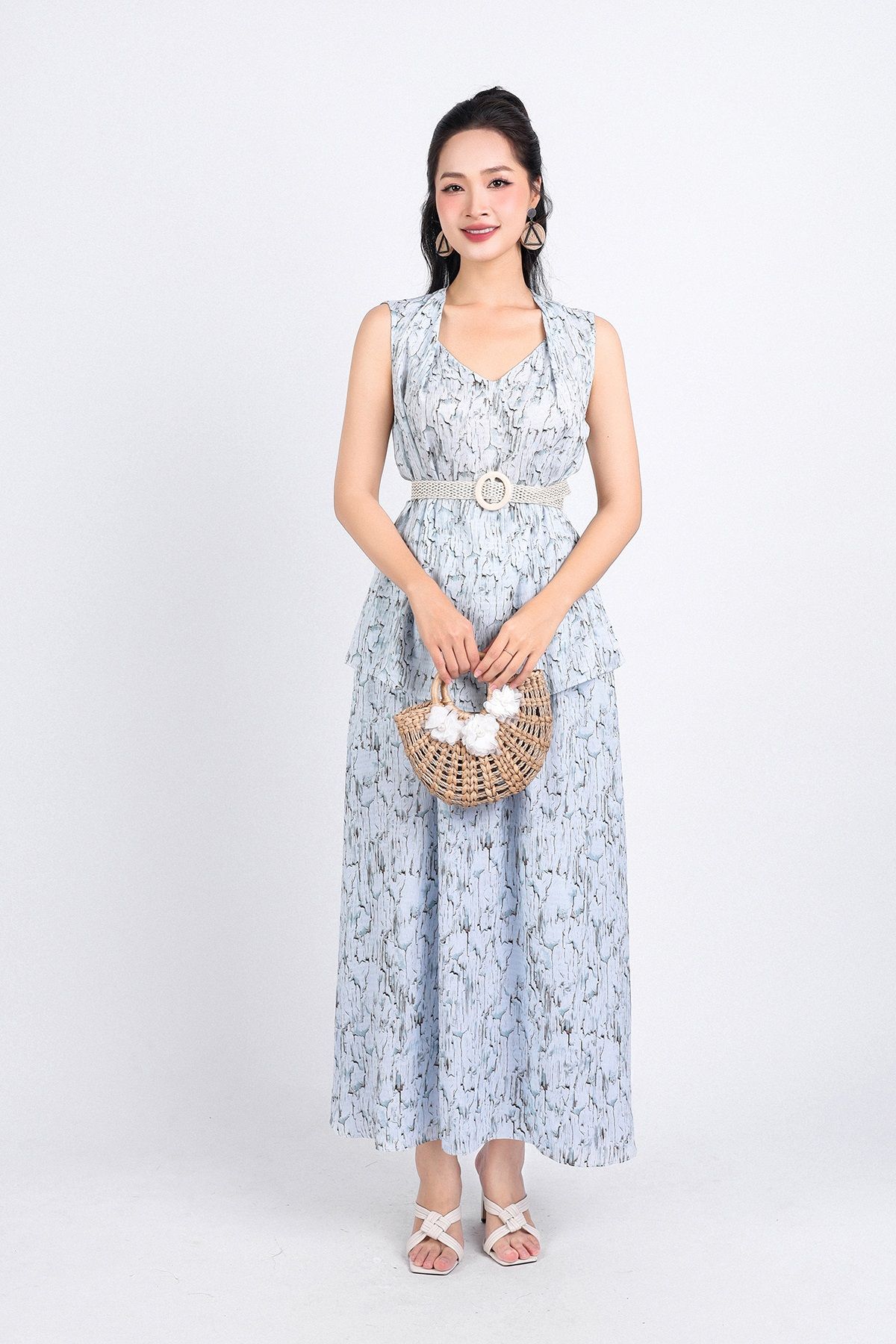 BAI33109 - Áo kiểu dạo phố vải lụa xốp dáng suông cổ chữ V vai áo xếp ly kèm đai trang trí - PANTIO