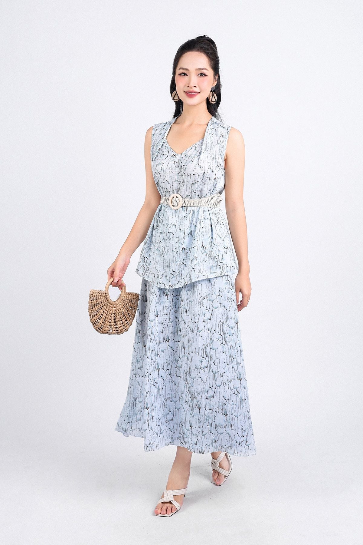 BAI33109 - Áo kiểu dạo phố vải lụa xốp dáng suông cổ chữ V vai áo xếp ly kèm đai trang trí - PANTIO