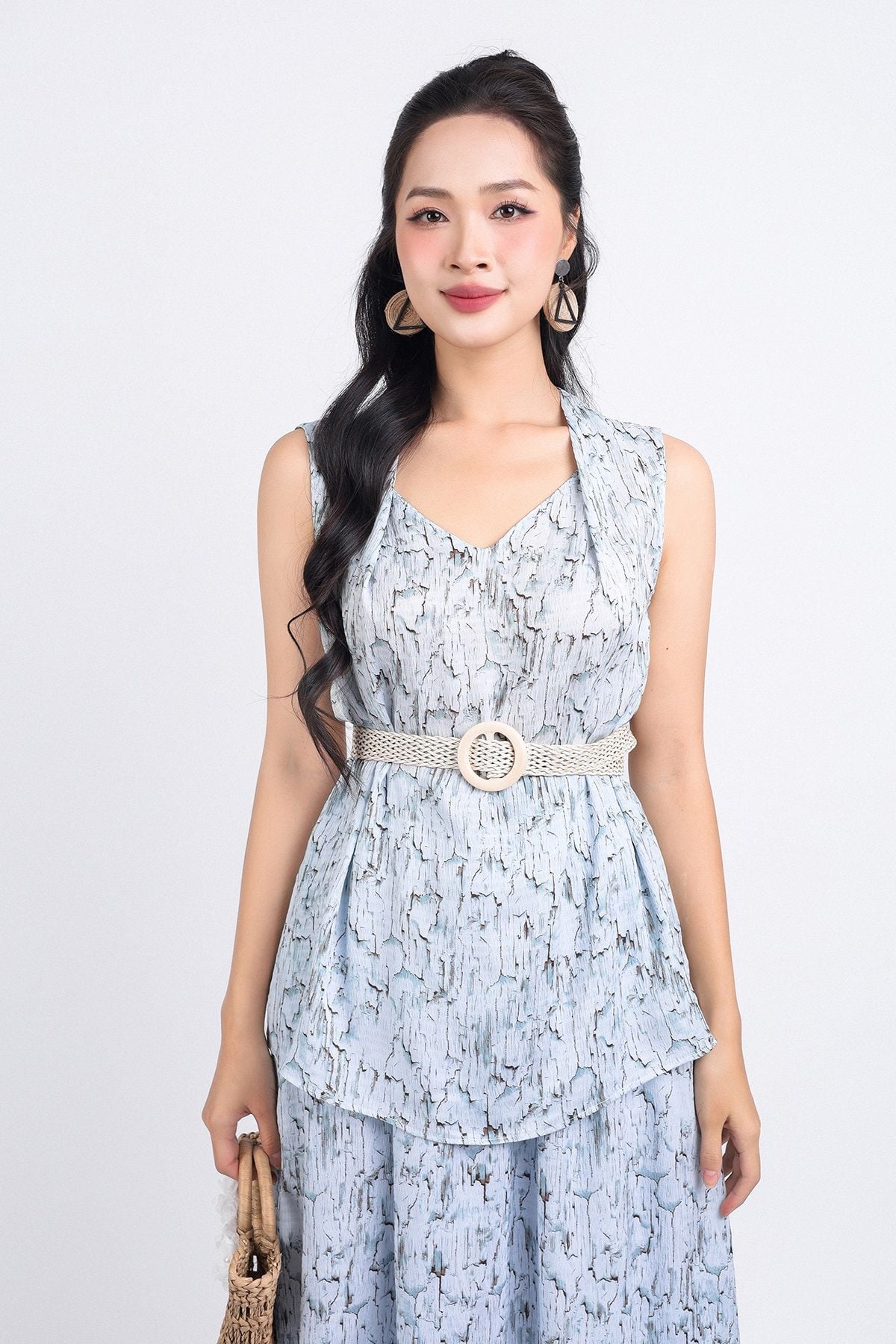 BAI33109 - Áo kiểu dạo phố vải lụa xốp dáng suông cổ chữ V vai áo xếp ly kèm đai trang trí - PANTIO