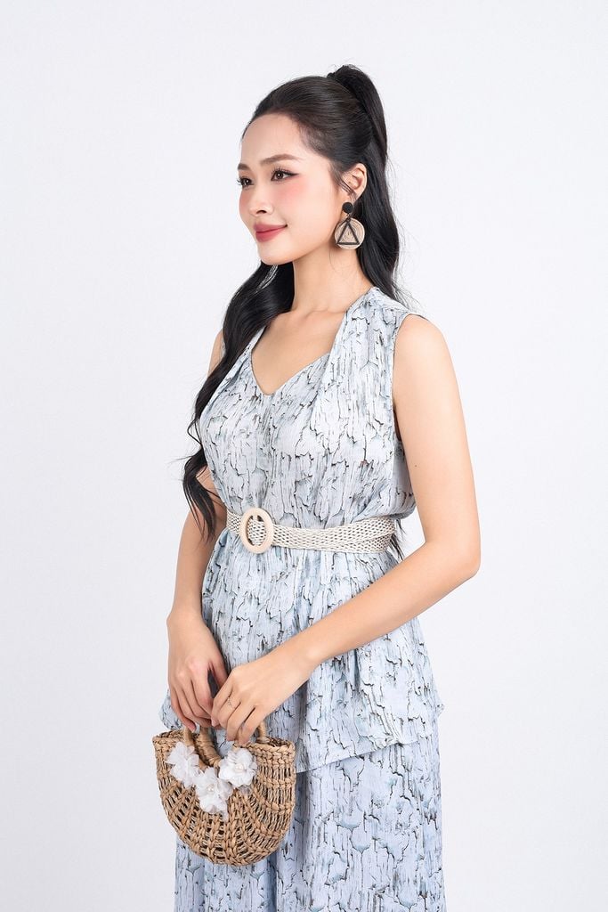 BAI33109 - Áo kiểu dạo phố vải lụa xốp dáng suông cổ chữ V vai áo xếp ly kèm đai trang trí - PANTIO