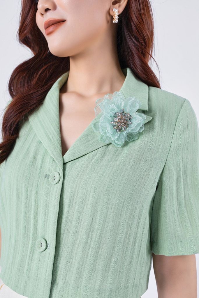 BAK13016 - Áo kiểu công sở vải thô đũi dáng croptop cổ hai ve cúc bọc kèm hoa cài áo trang trí - PANTIO
