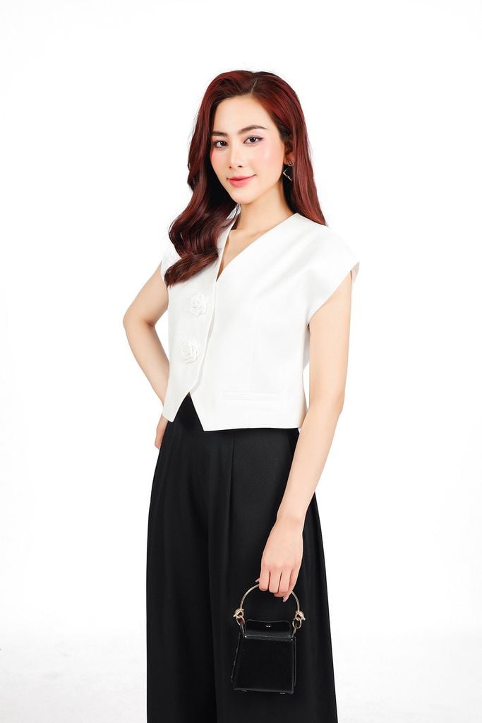 BAK13293 - Áo kiểu công sở vải thô nhung dáng lửng cổ xẻ V vai chờm thân áo đính hoa tạo kiểu - PANTIO