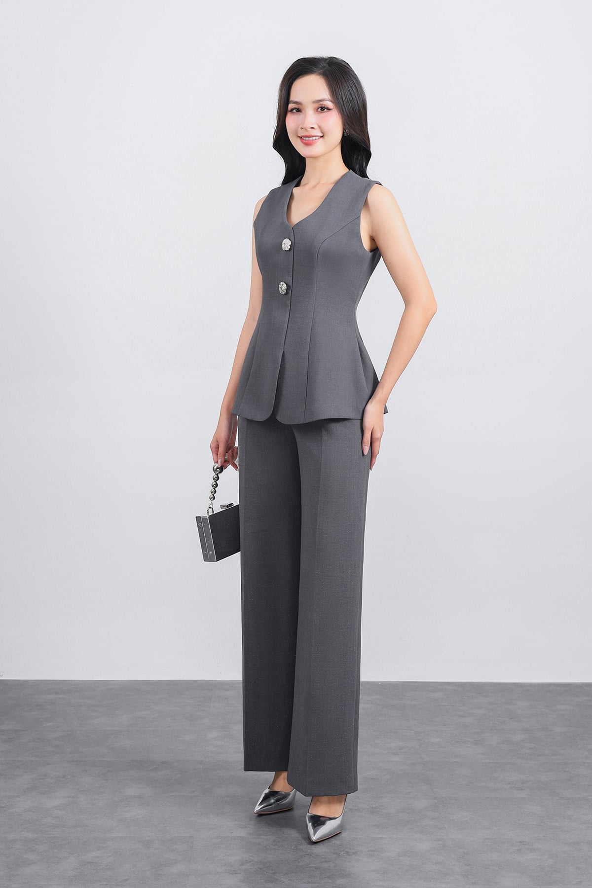 BAK13299 - Áo kiểu công sở vải thô ánh nhũ dáng ôm cổ xẻ sâu không tay ngực áo phối kim loại thời trang - PANTIO