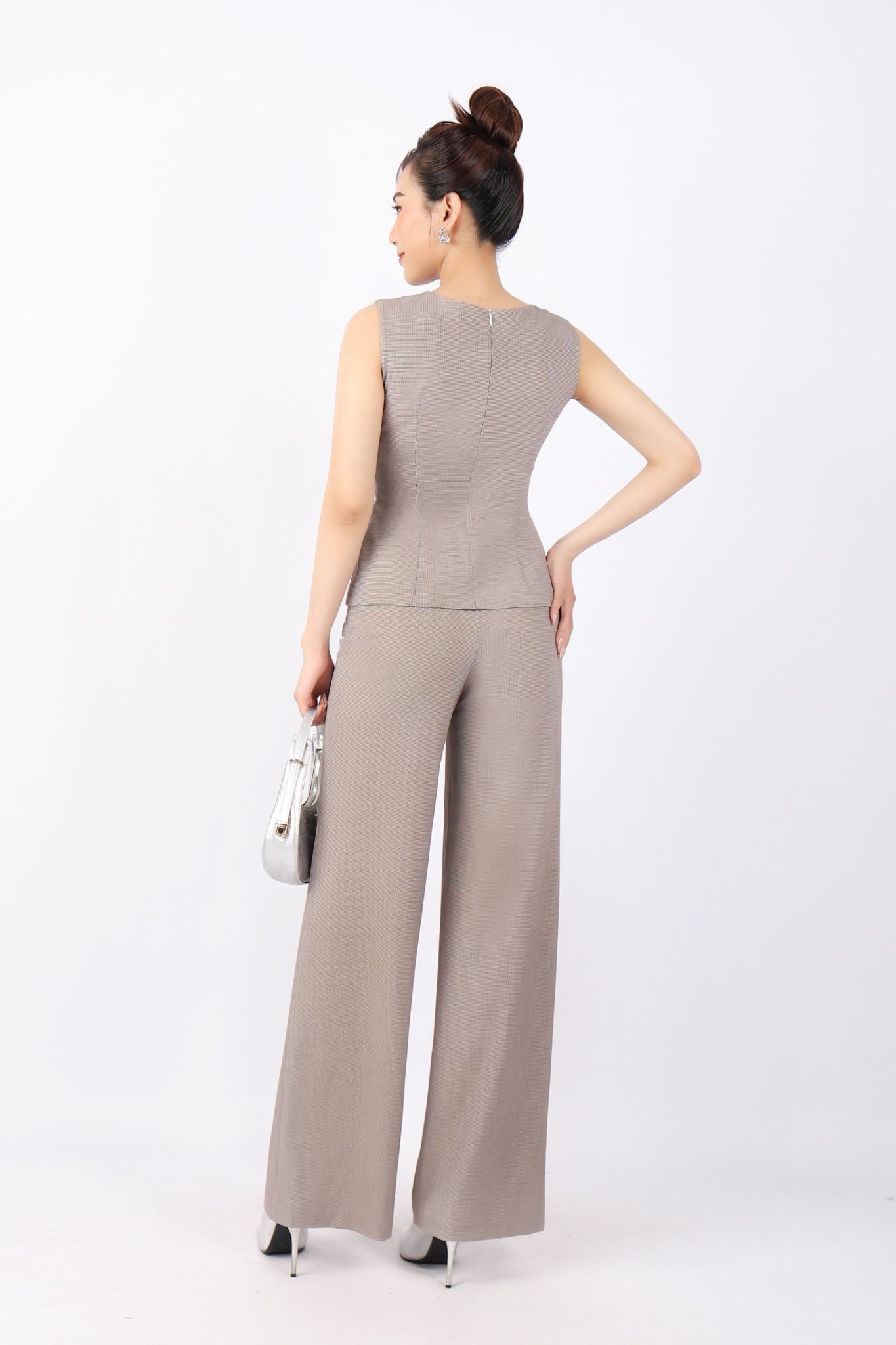 BAK31288 - Áo kiểu công sở vải tuytsi dáng ôm cổ tròn thân phối đinh tán tạo kiểu khóa thân sau - tỷ lệ kèo 8899