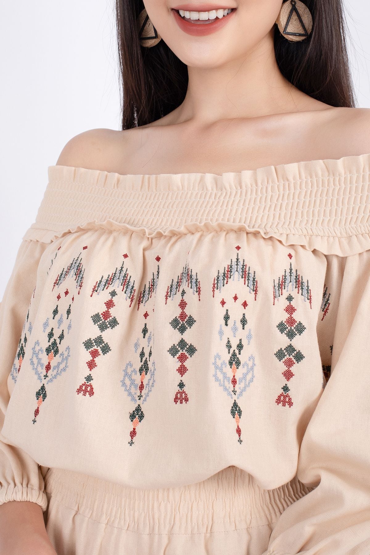 BAK32648 - Áo kiểu dạo phố vải linen dáng Xoè trễ vai bo chun thân phối hình thêu - PANTIO