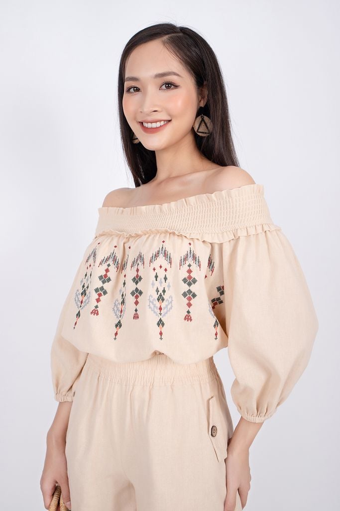 BAK32648 - Áo kiểu dạo phố vải linen dáng Xoè trễ vai bo chun thân phối hình thêu - PANTIO