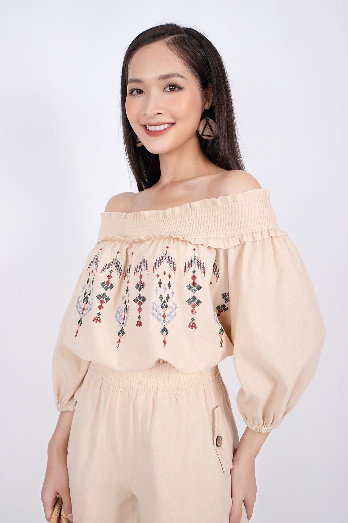 BAK32648 - Áo kiểu dạo phố vải linen dáng Xoè trễ vai bo chun thân phối hình thêu - PANTIO