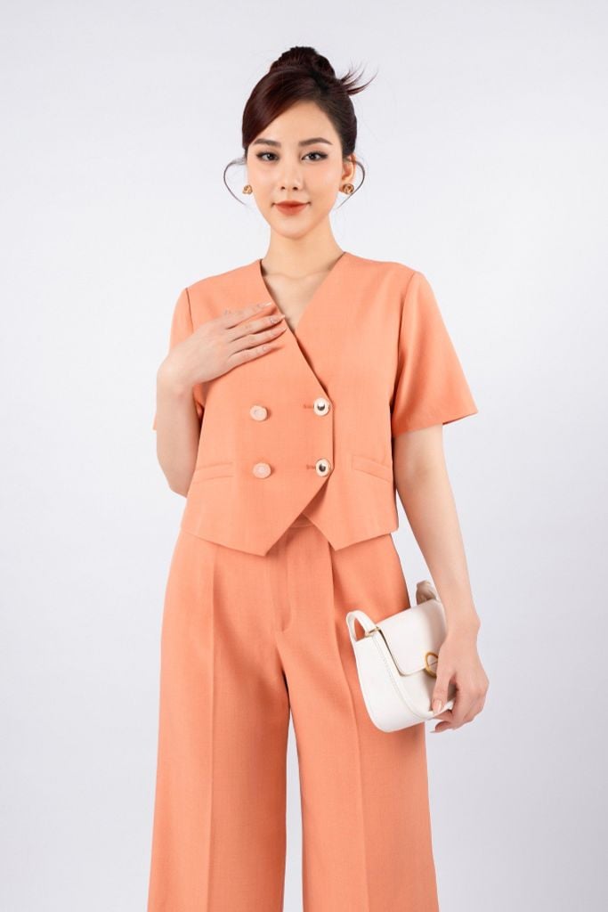 BAK33021 - Áo kiểu công sở vải tuytsi dáng croptop có vải lót habutai vạt lệch tà chồng phối cúc cài trang trí - PANTIO